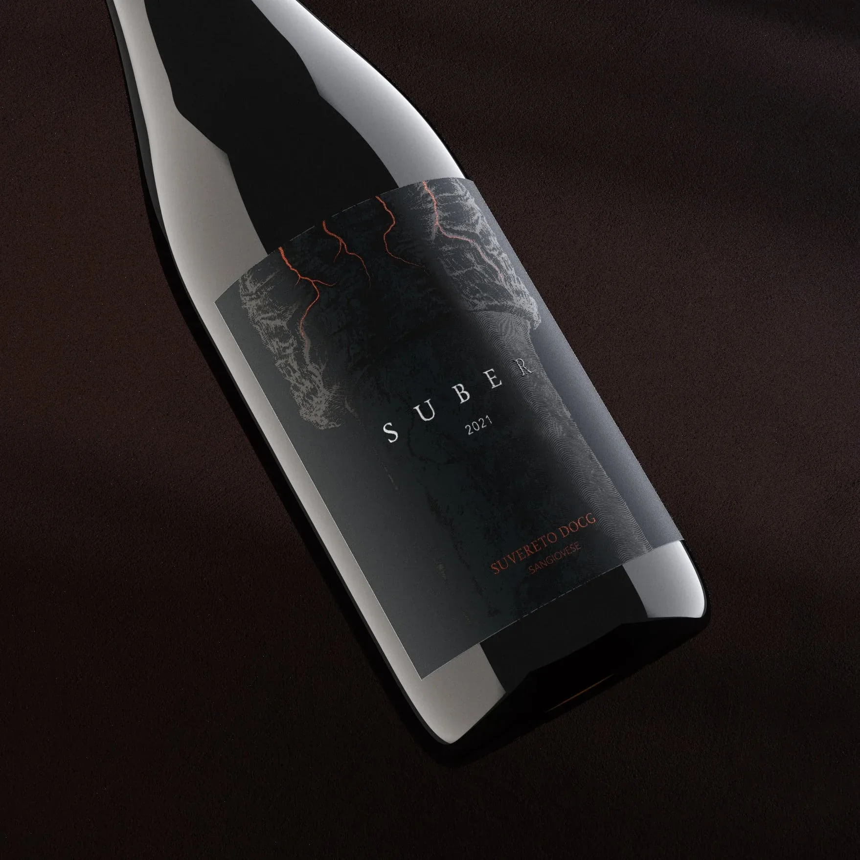 Bottiglia di Suber 2021, Suvereto DOCG Sangiovese, con l'etichetta nera a trama materica e tratti rossi su fondo scuro: anteprima 3D dell'etichetta