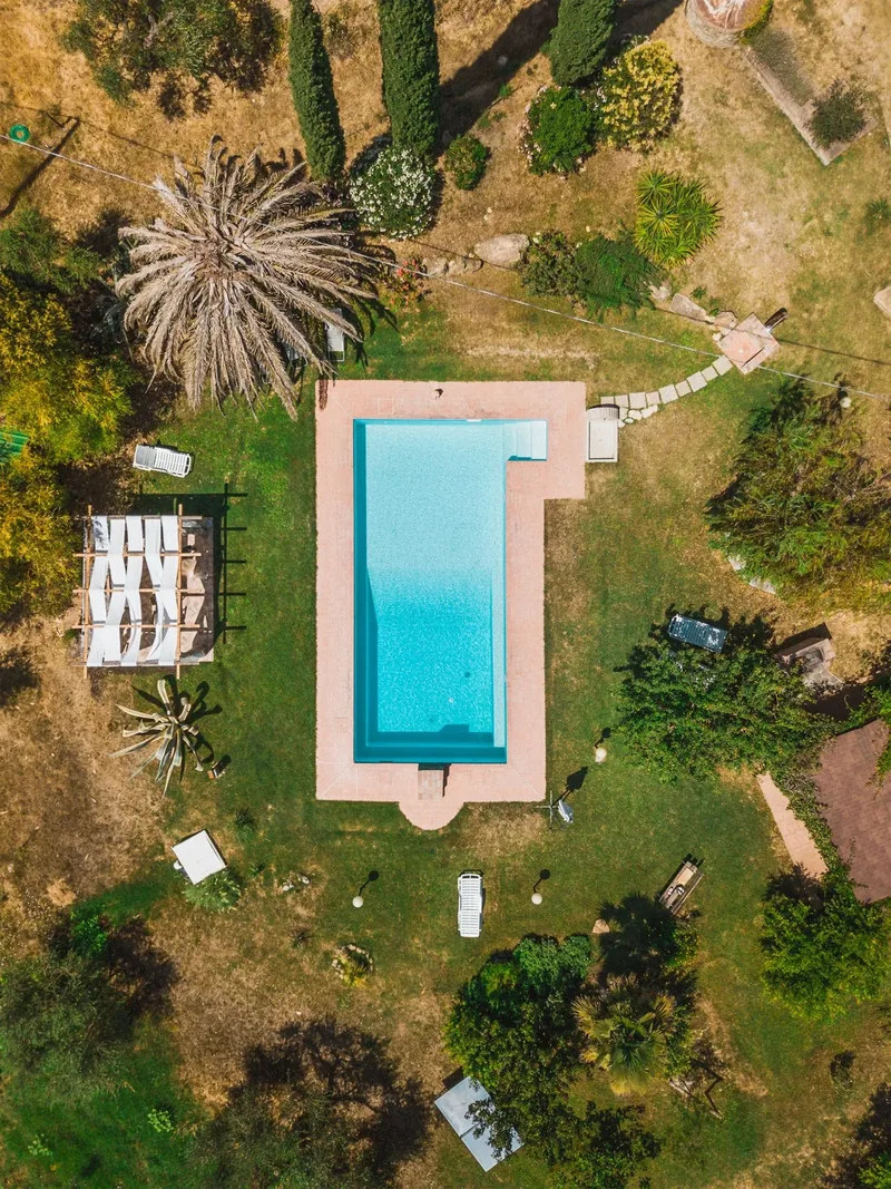 La piscina di Colle Vento vista dall'alto