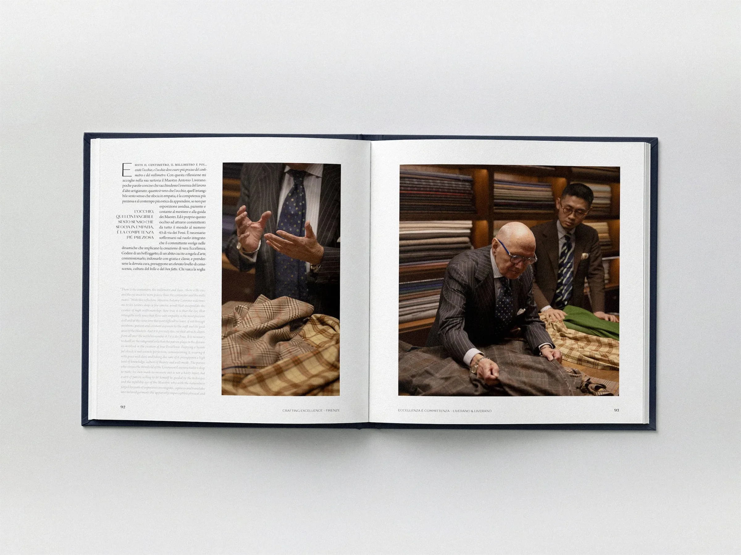 Libro aperto con una colonna di testo e le foto di un artigiano al lavoro fra i tessuti: impaginato bilingue di Crafting Excellence. Firenze.