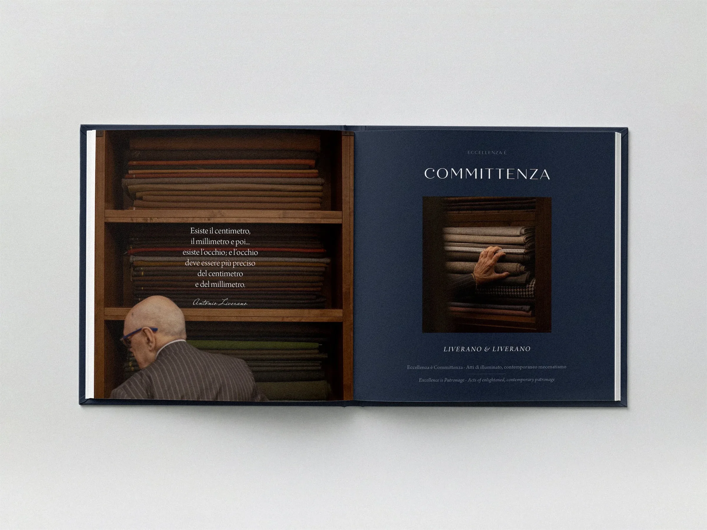 Libro aperto sulla doppia pagina del capitolo Committenza, con un artigiano fra gli scaffali della bottega: impaginato del coffee table book