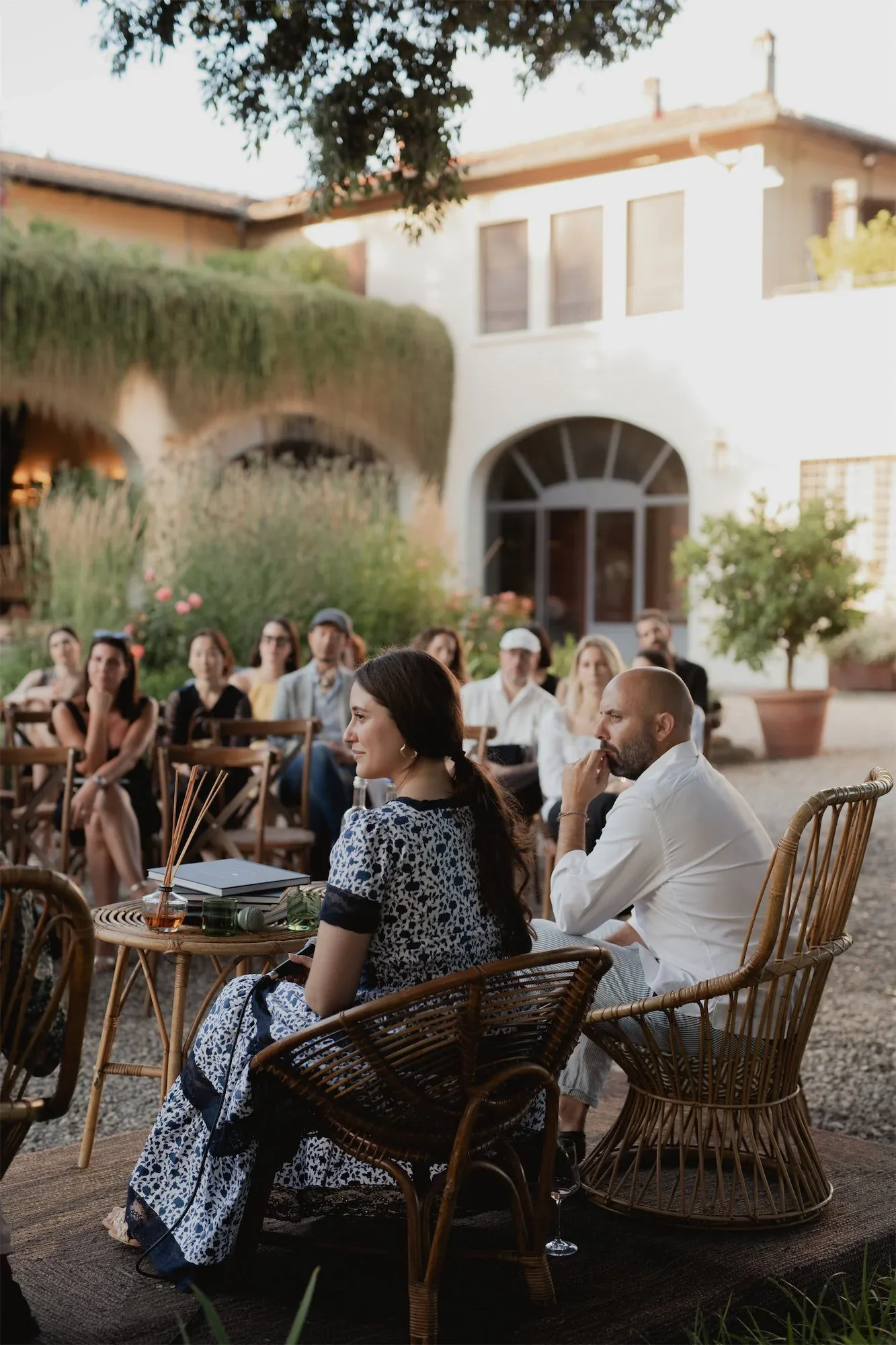 Relatori e pubblico davanti alla facciata della villa durante la presentazione del libro: fotografia dell'evento di lancio a Firenze