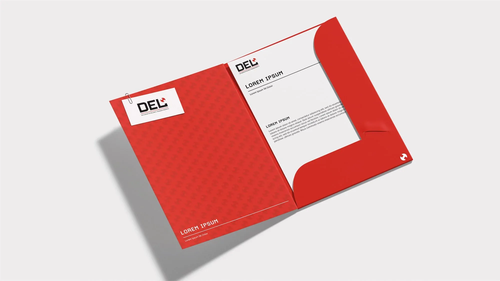 Cartellina rossa aperta con il logo DEL e un foglio di carta intestata all'interno, su fondo grigio chiaro: mockup dei materiali di stampa