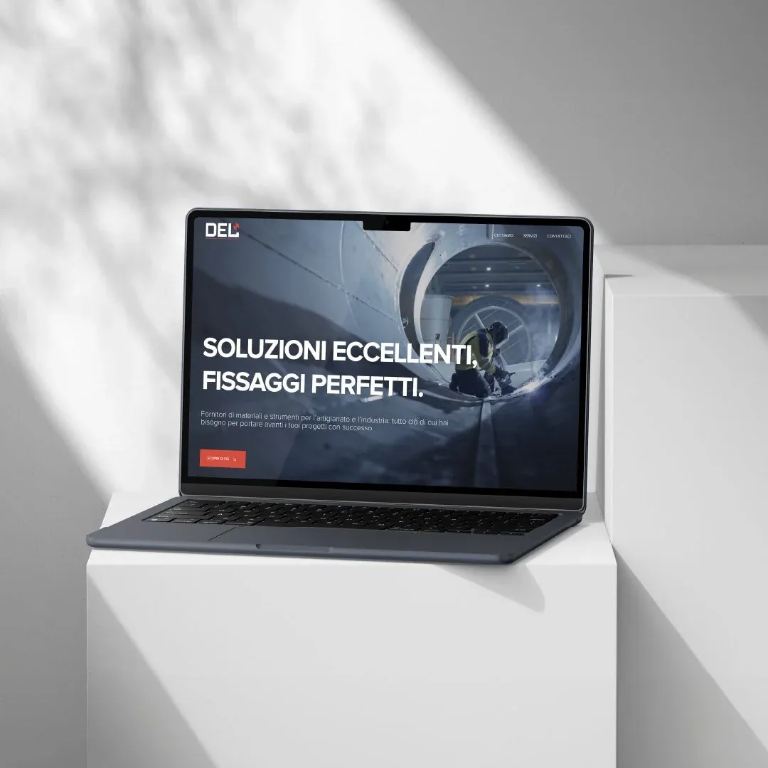 Portatile su un piedistallo bianco con la homepage del sito DEL e il titolo Soluzioni eccellenti, fissaggi perfetti: mockup del sito web