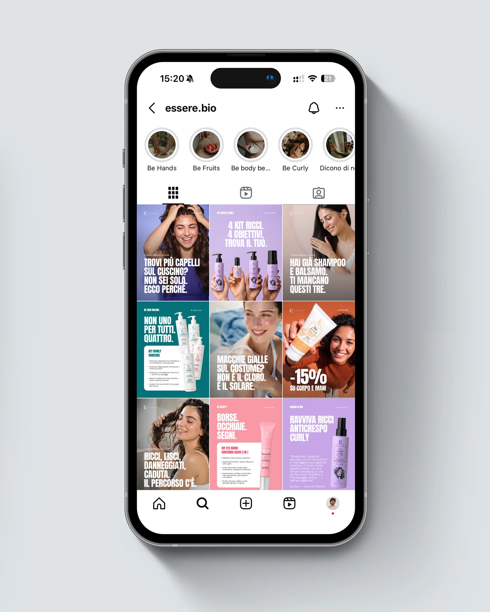 Il profilo Instagram di Essere Bio dopo, sul telefono: nove copertine del 2026, ognuna nel colore della sua linea