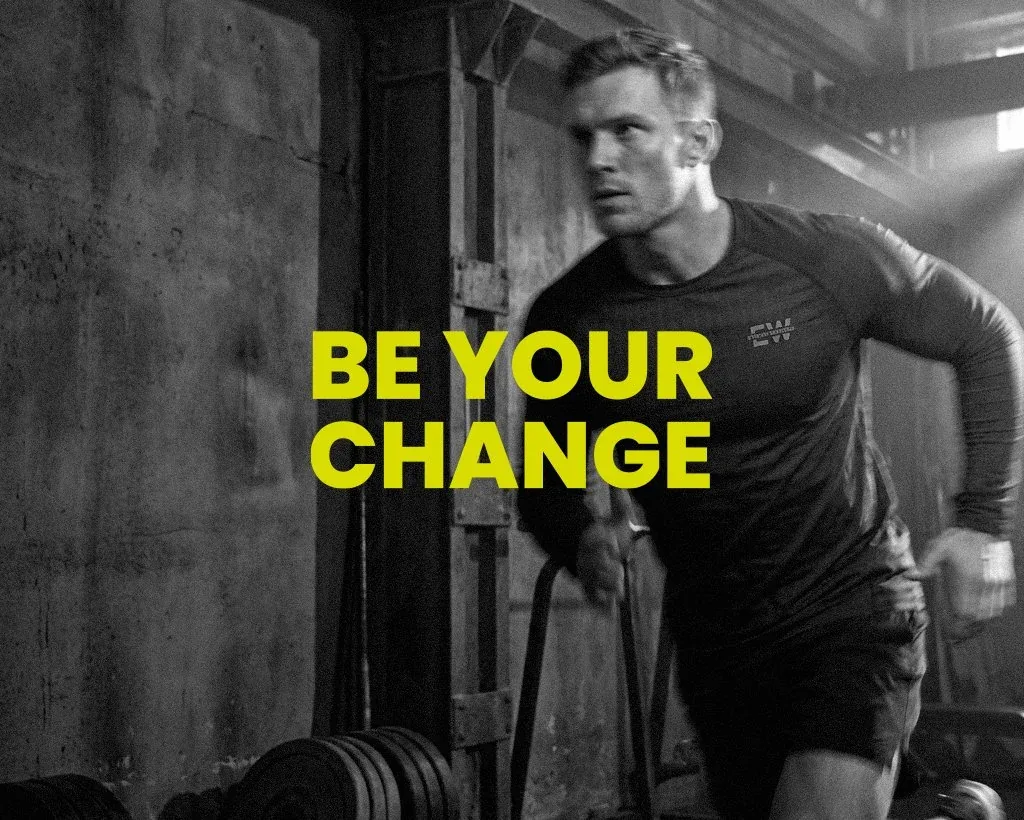 Uomo che si allena in palestra in bianco e nero, con la scritta Be Your Change in giallo-verde: visual di campagna per Etruria Wellness