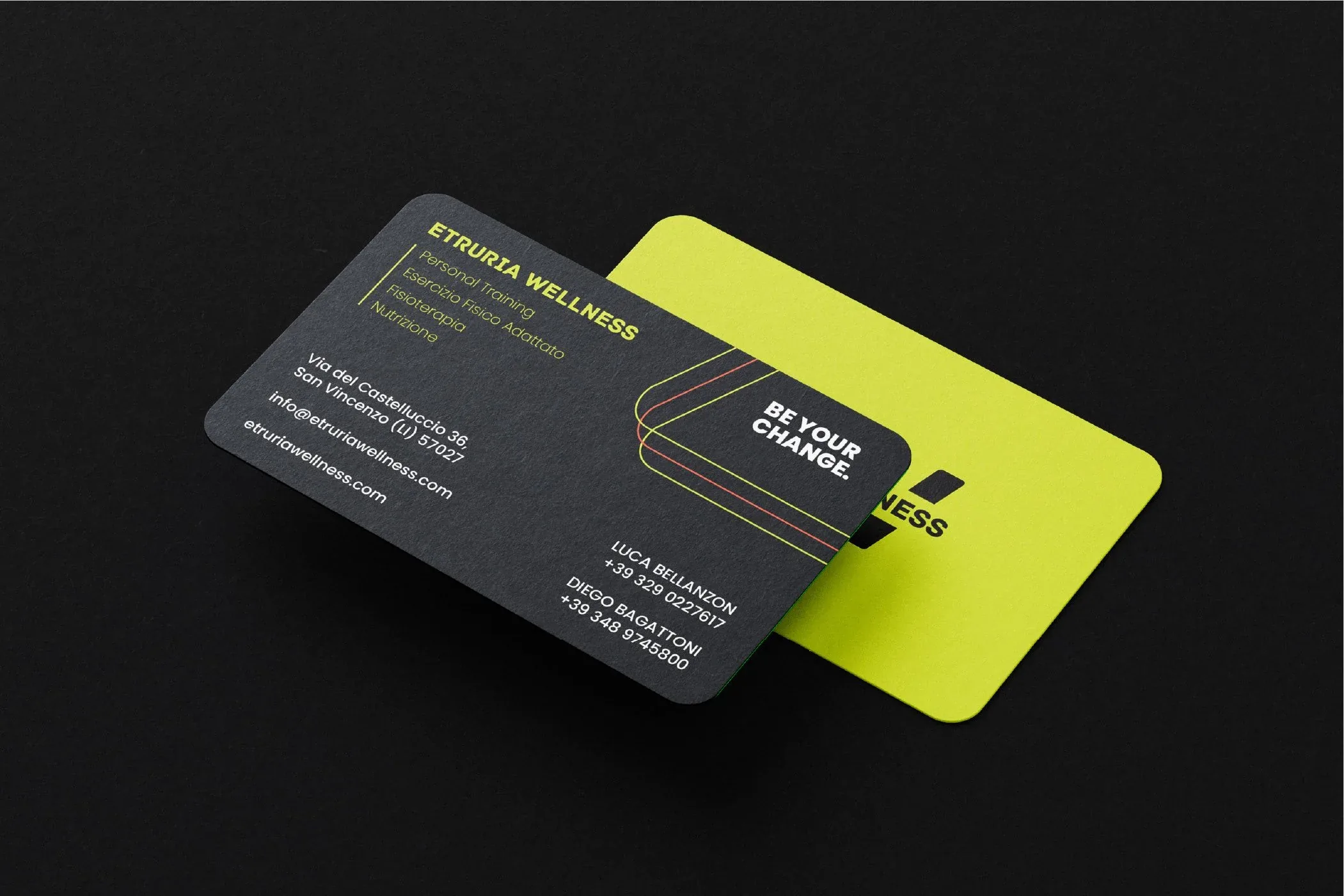 Biglietti da visita Etruria Wellness, uno nero con i contatti e uno giallo-verde col payoff Be Your Change, su fondo nero: mockup di brand identity
