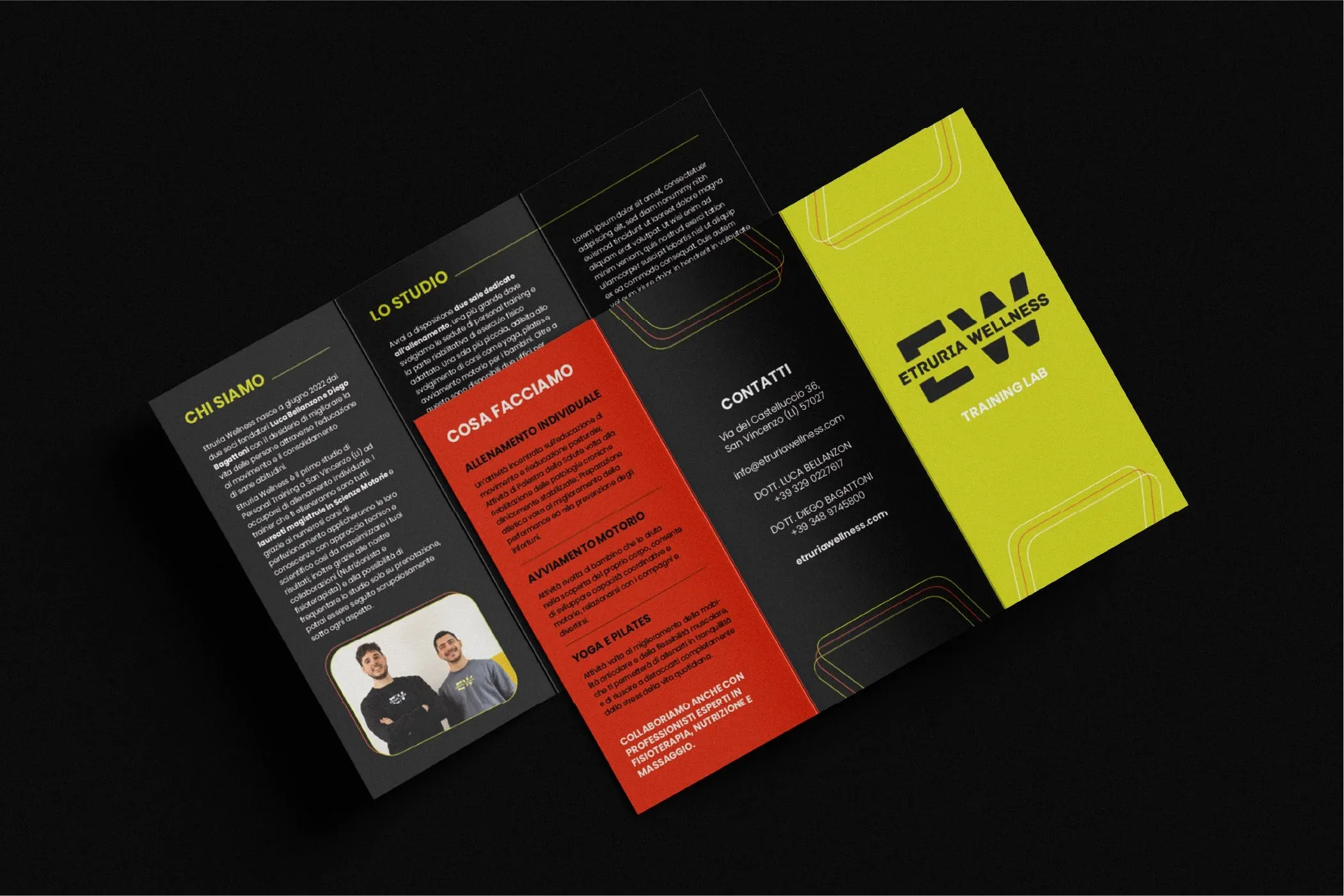 Brochure pieghevole Etruria Wellness aperta, con i pannelli nero, corallo e giallo-verde, testi e una foto: mockup dell'impaginato