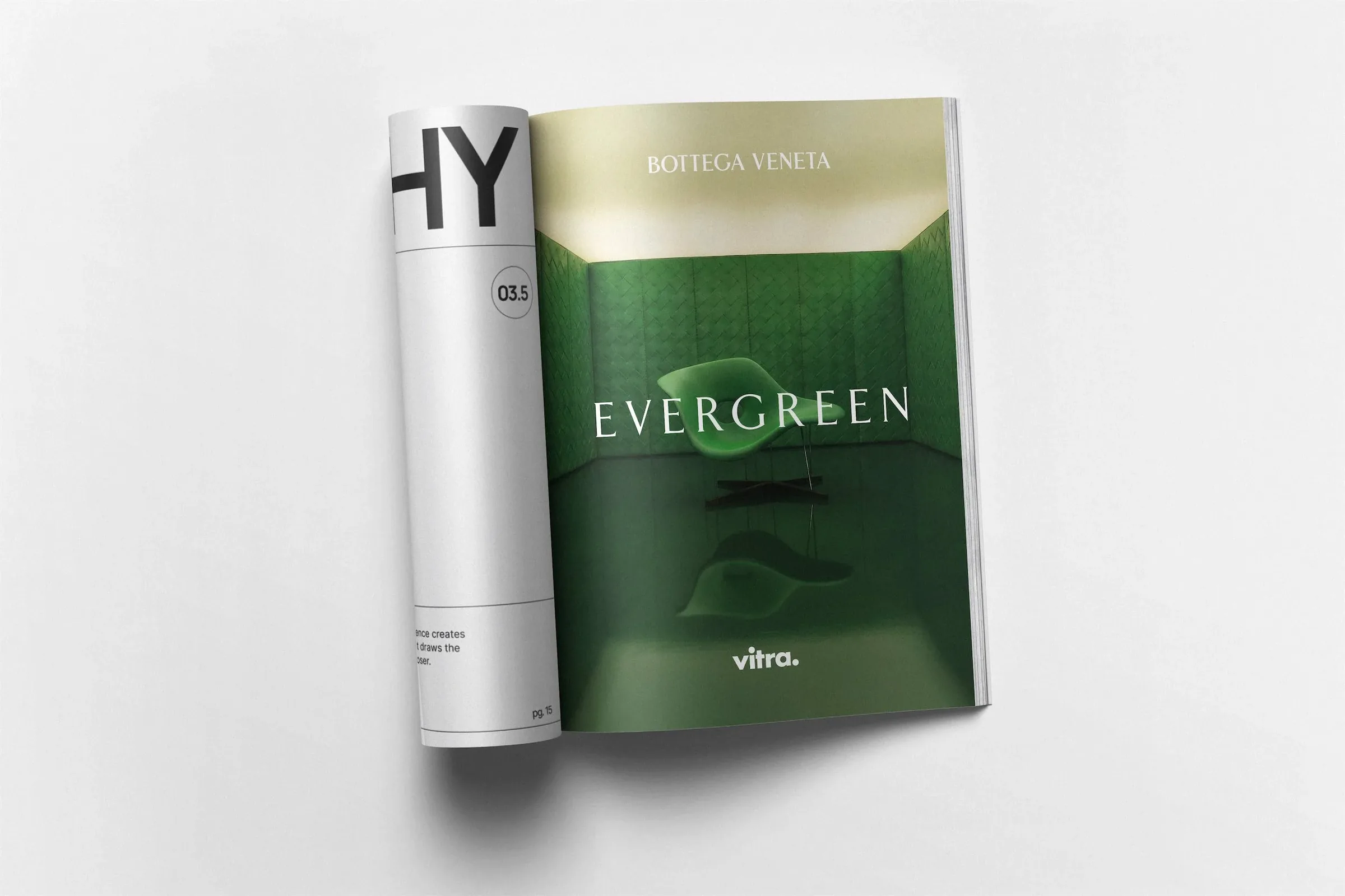 Rivista aperta sulla pagina pubblicitaria Evergreen con la stanza verde e i nomi Bottega Veneta e Vitra: mockup della campagna stampa