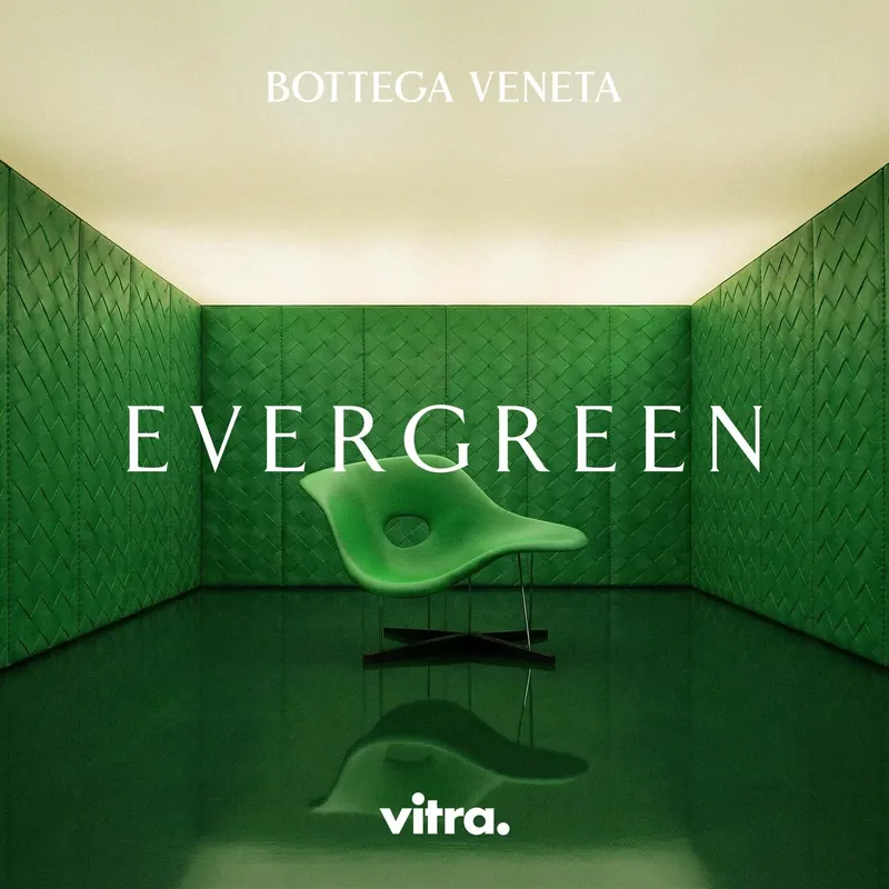 Key visual Evergreen con la chaise longue verde nella stanza in intrecciato e le scritte Bottega Veneta, Evergreen e Vitra: render 3D di campagna
