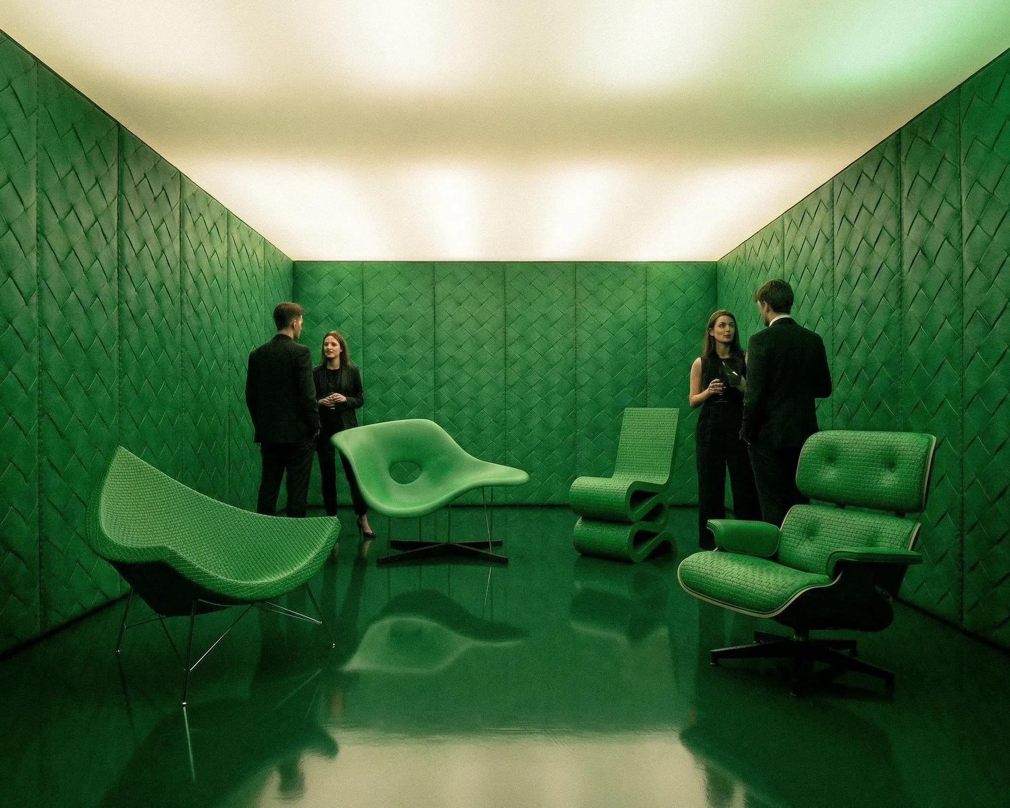 Persone in visita nella Green Room, stanza in intrecciato verde con le sedute della collezione: render 3D dell'installazione pensata per il Salone del Mobile