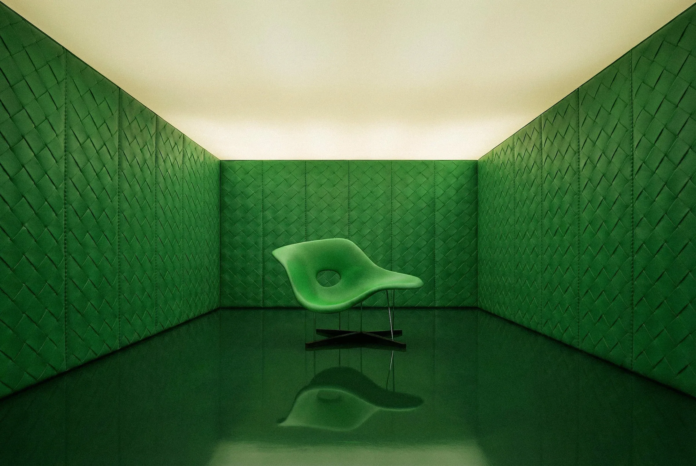 Chaise longue verde Bottega al centro di una stanza rivestita in intrecciato verde e illuminata dall'alto: render 3D della Green Room di Evergreen