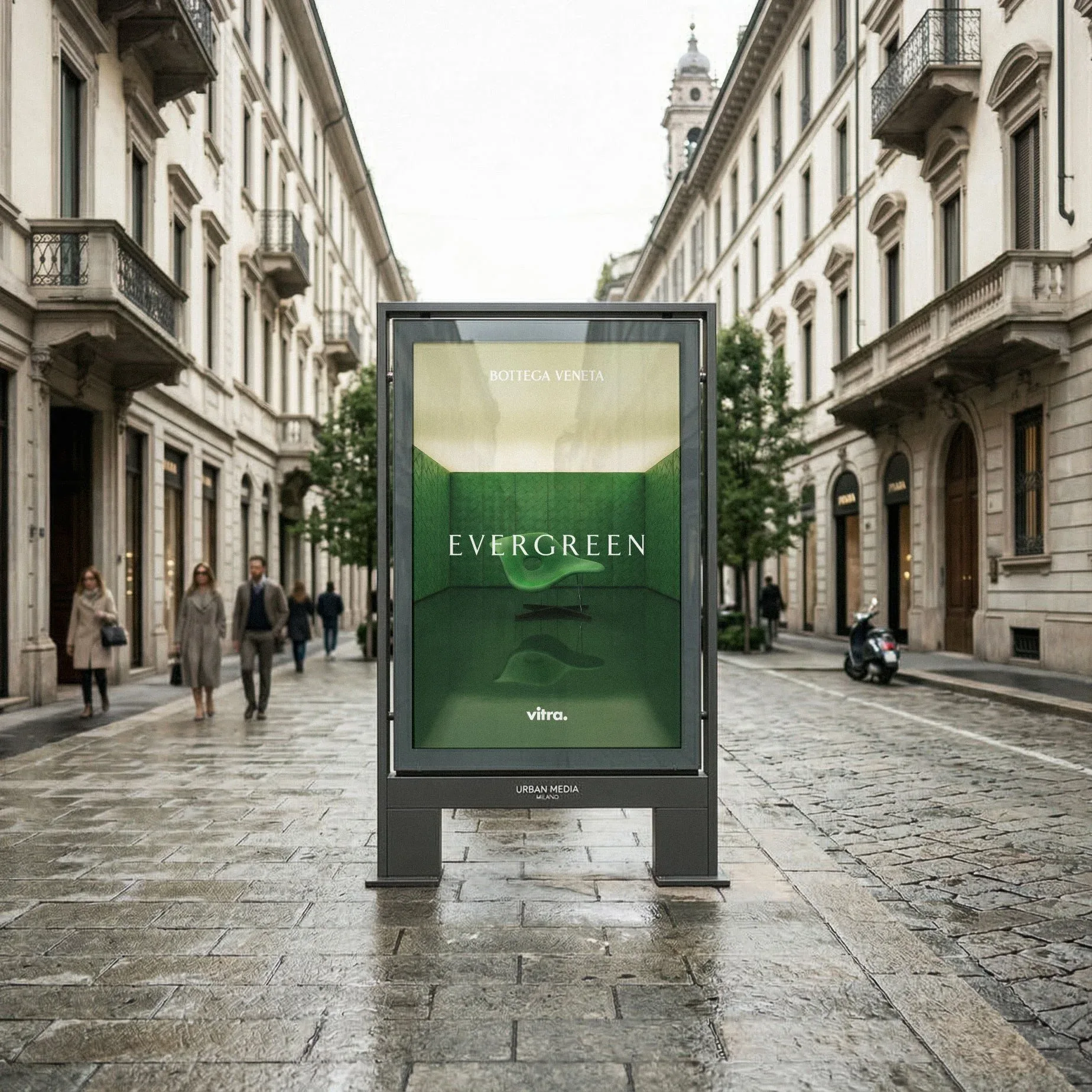 Manifesto Evergreen con la stanza verde affisso su un impianto in una via lastricata tra palazzi storici e passanti: mockup della campagna affissioni
