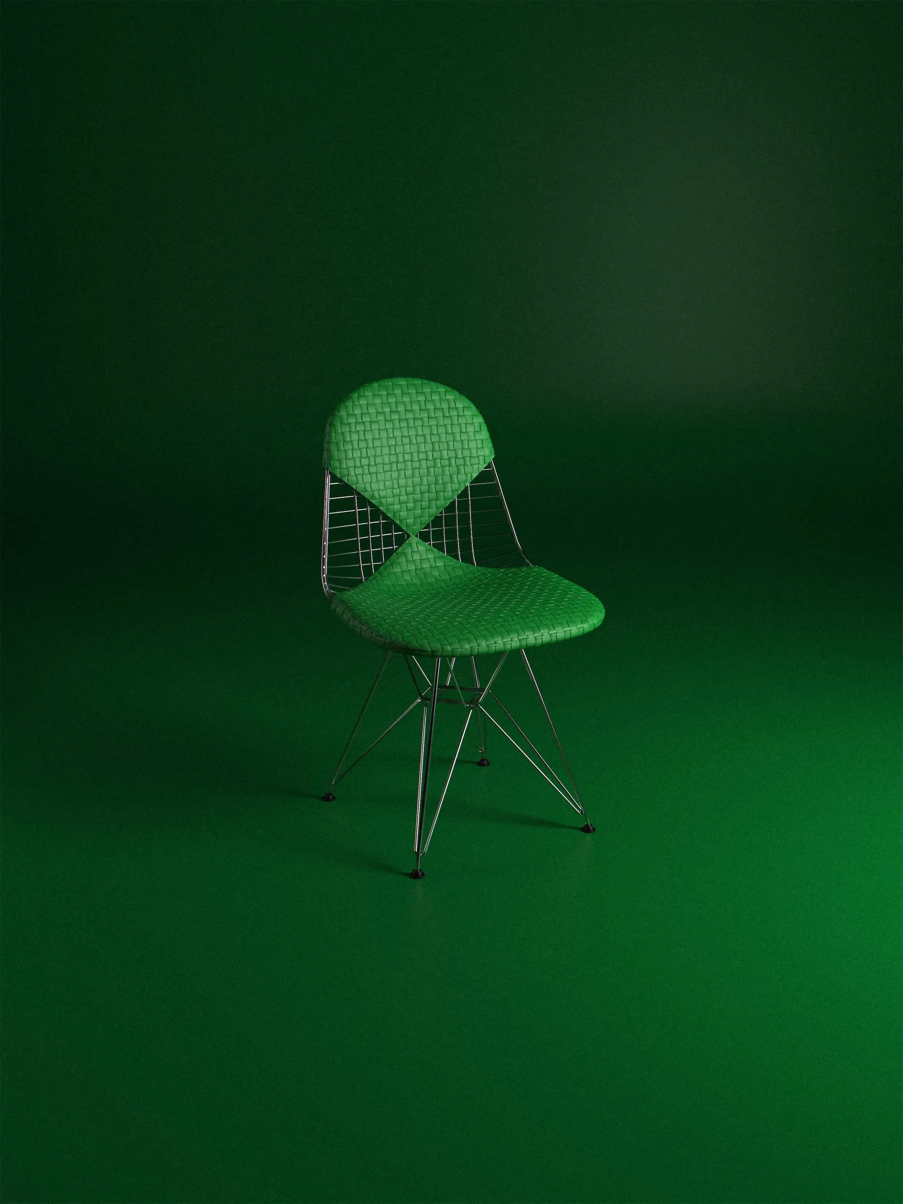 Sedia in filo metallico con i cuscini in intrecciato verde Bottega, su fondo verde scuro: render 3D fotorealistico della collezione Evergreen