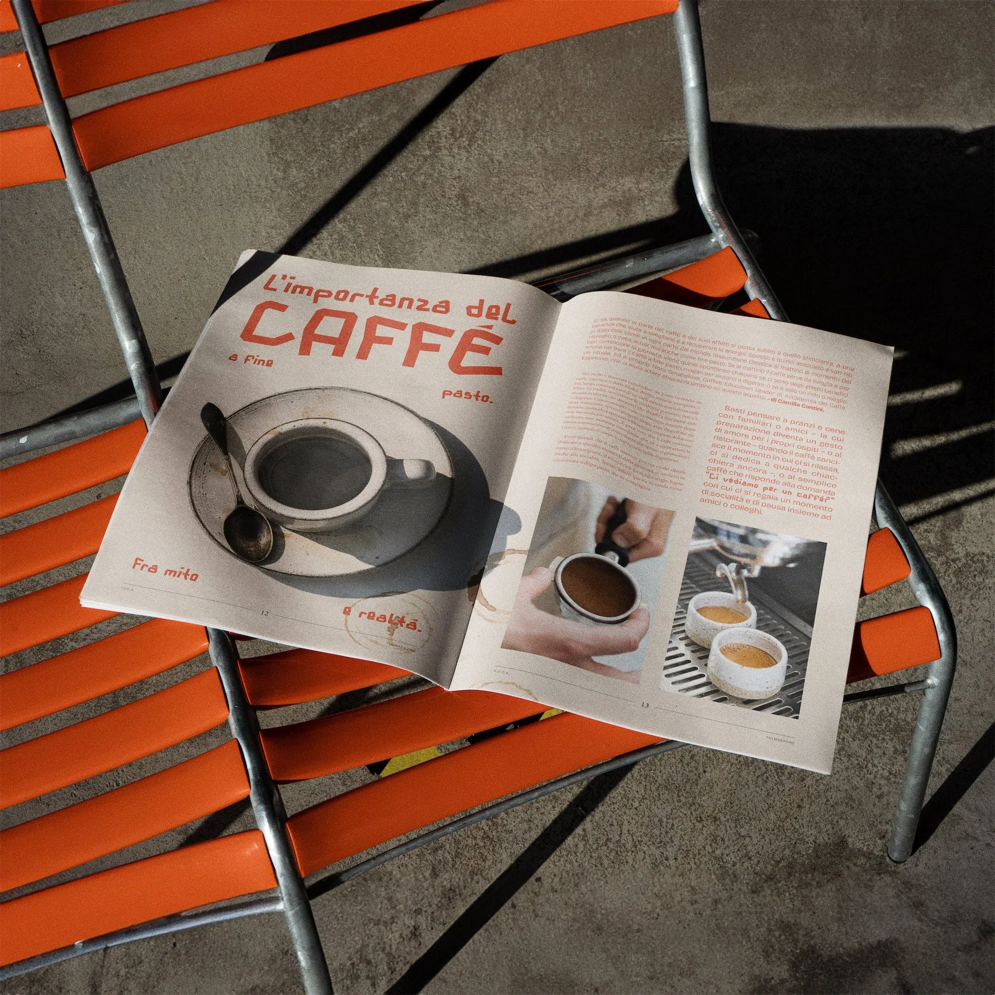 Tabloid aperto sull'articolo L'importanza del caffè, appoggiato su una sedia a listelli arancioni all'aperto: impaginato di F.U.C.K. Magazine