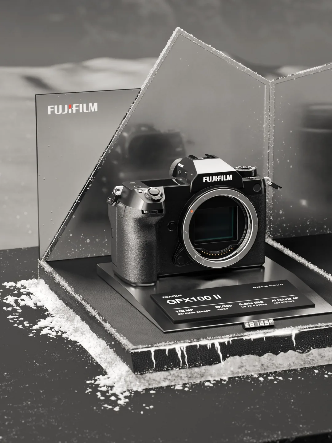 La fotocamera medio formato Fujifilm GFX100 II sul suo modulo, con lo specchio che ne riflette il retro e la targhetta in plexi nero: render 3D