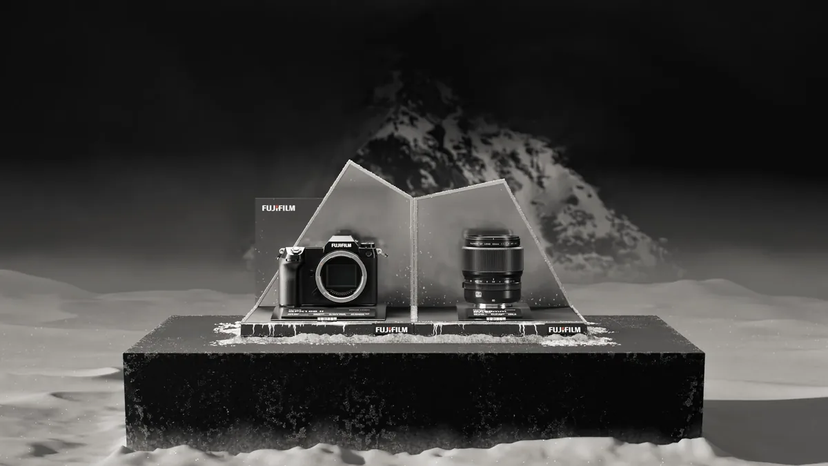 Espositore da banco Fujifilm GFX con fotocamera e obiettivo davanti ai due specchi a punta, su una cima innevata di notte: render 3D in bianco e nero