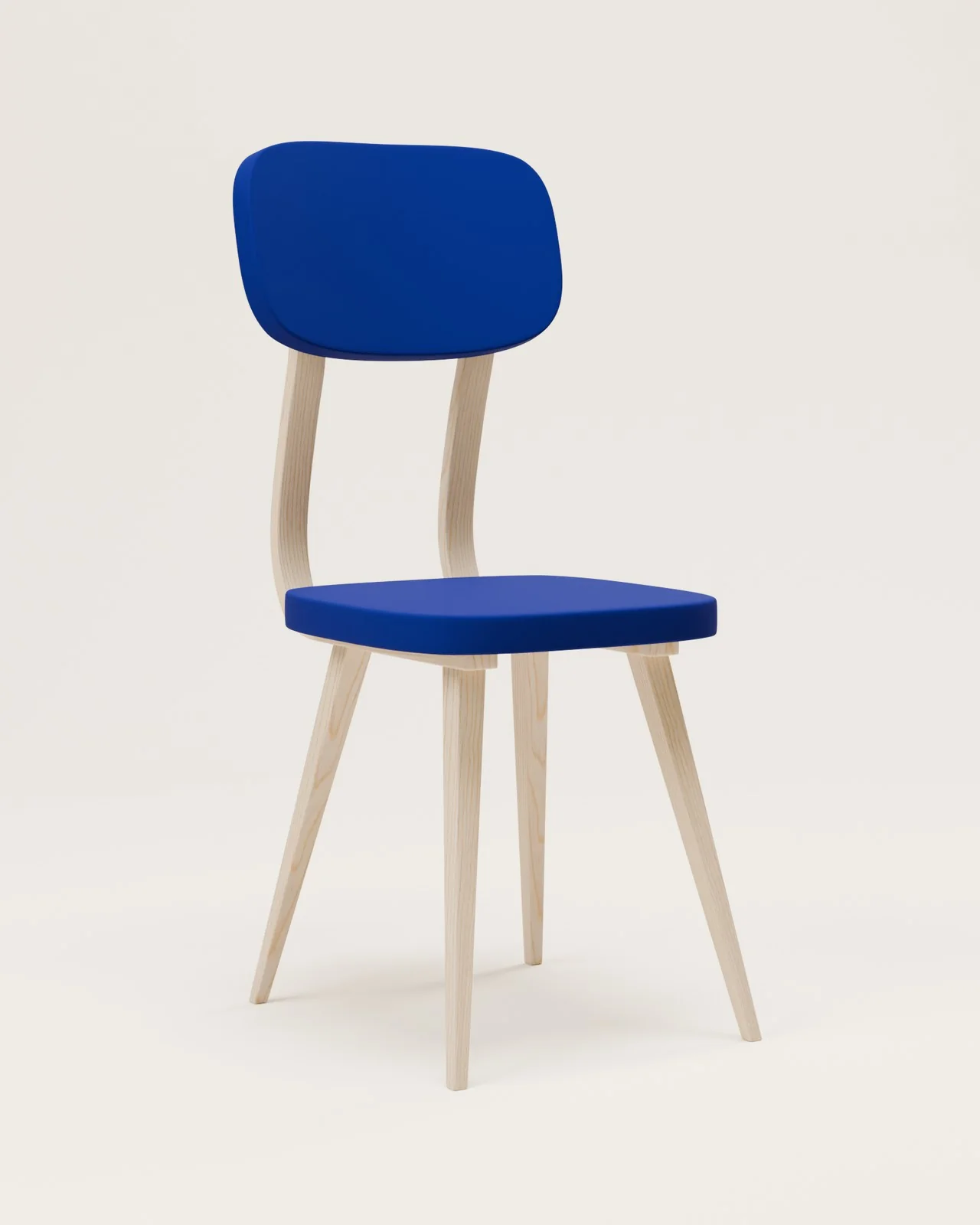 Sedia in frassino con seduta e schienale blu cobalto su fondo latte: render di prodotto per il catalogo Holm & Nesti