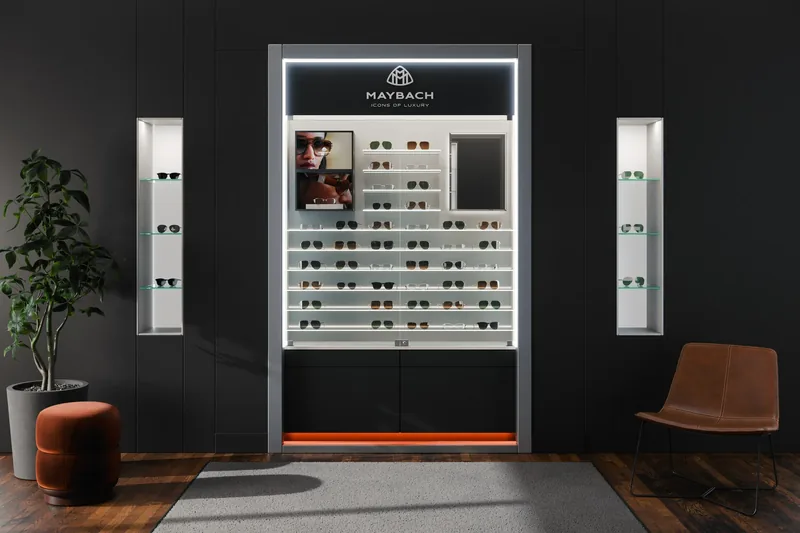 Espositore per occhiali di lusso Maybach Eyewear, formato large, con le mensole in vetro illuminate in una boutique nera: render 3D