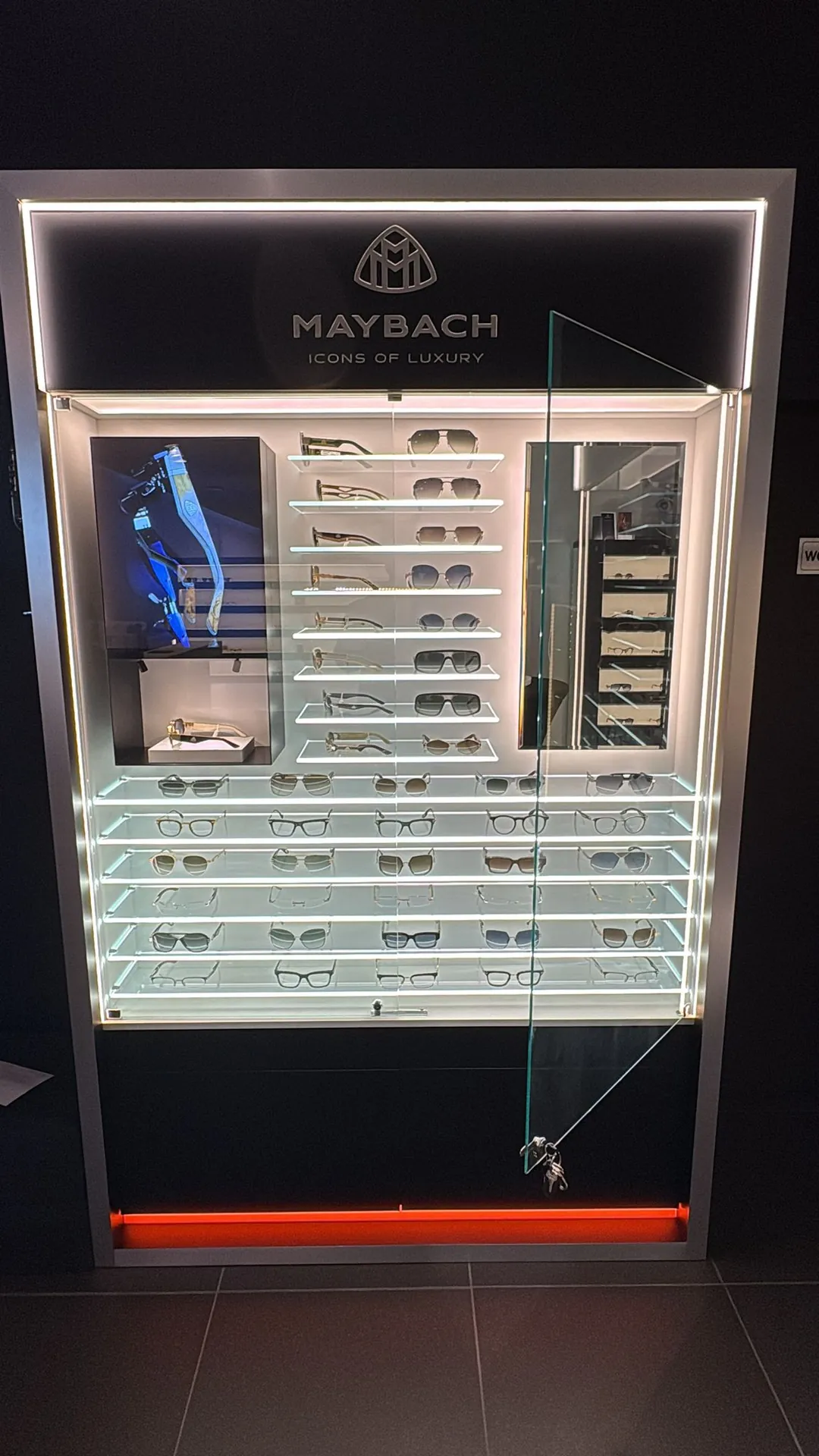 Fotografia dell'espositore per occhiali Maybach Eyewear large prodotto e montato, con l'anta in vetro aperta