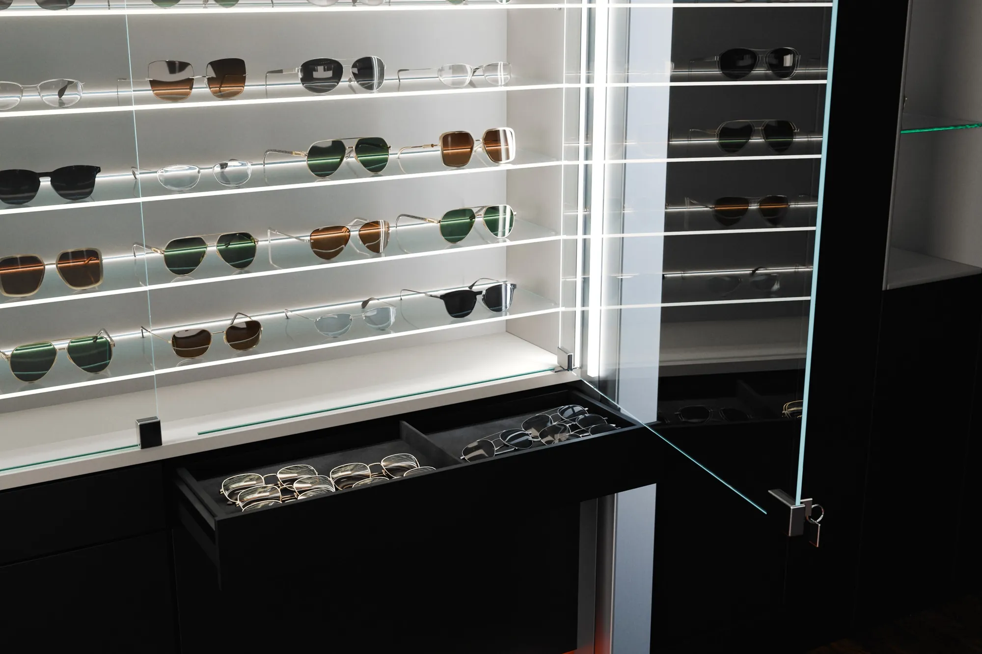 Vetrina per occhiali di lusso con l'anta in vetro e il cassetto aperti, gli occhiali in fila sulle mensole: render 3D Maybach Eyewear