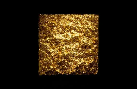 Pannello quadrato dalla superficie d'oro increspata su fondo nero, l'opera di Officine Saffi Lab esposta a ORObyRUFFINO 2024
