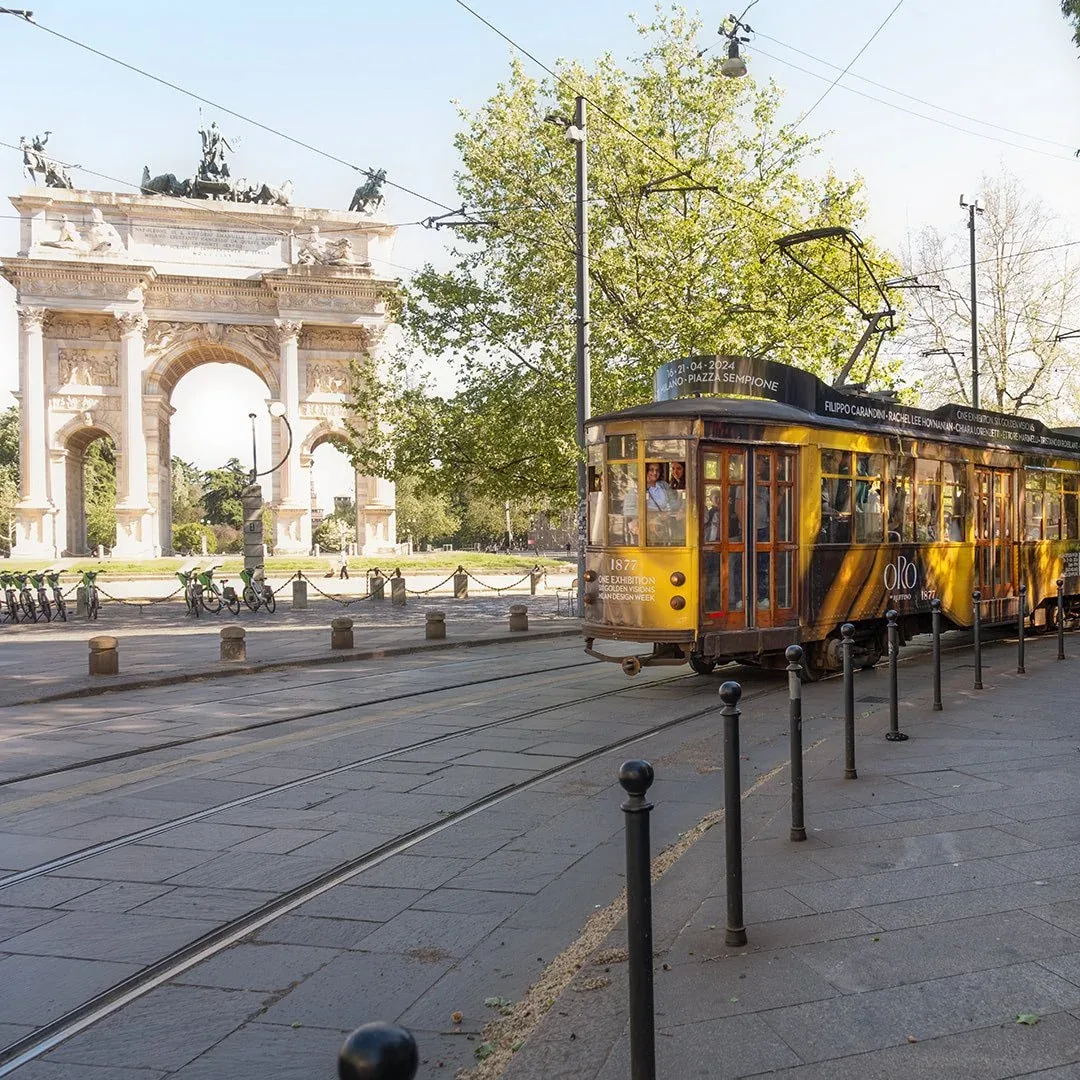Tram milanese con il rivestimento ORO by Ruffino davanti all'Arco della Pace: grafica per la comunicazione di ORObyRUFFINO 2024