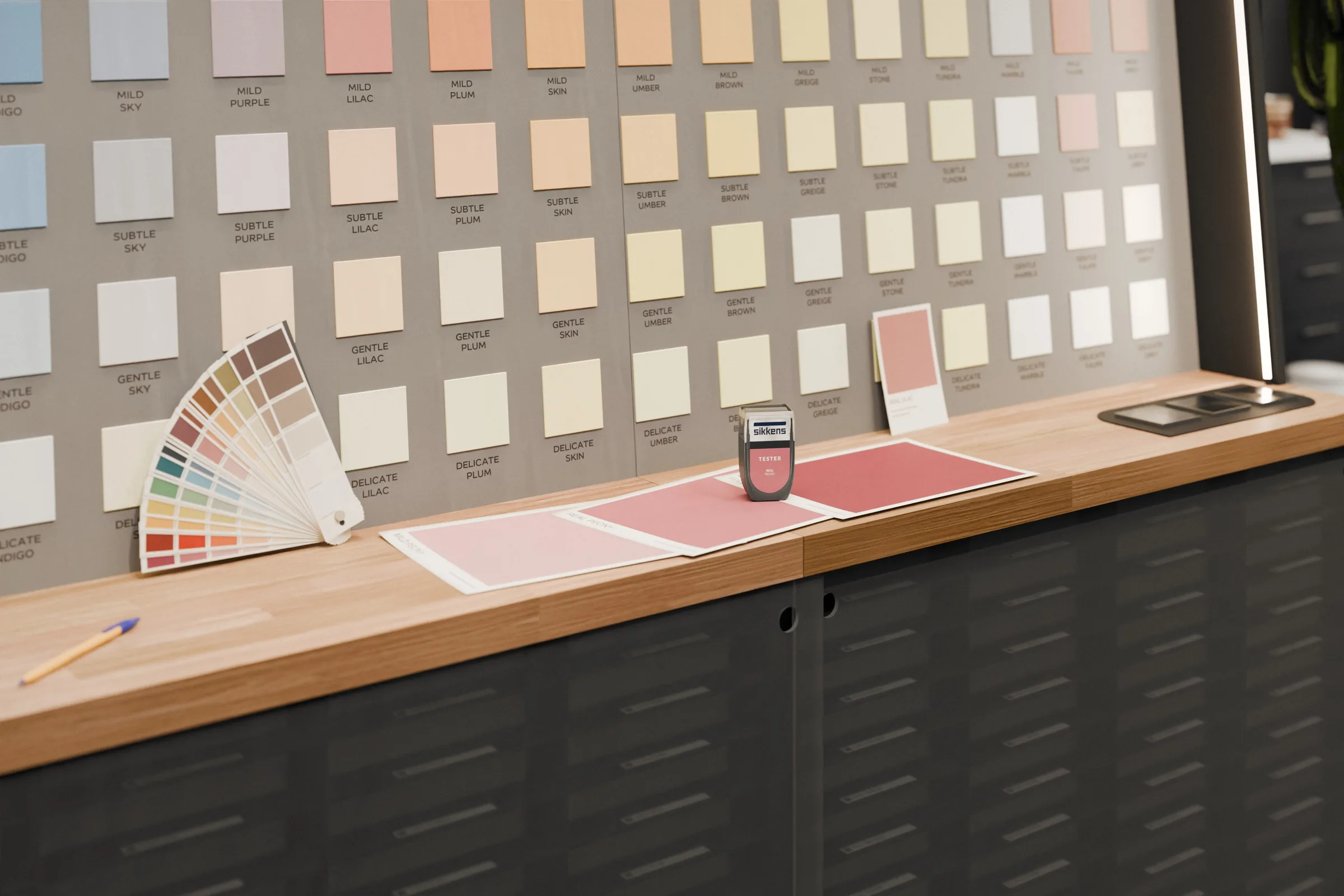 I campioni colore col loro nome sul fondo grigio inclinato, e sul piano in rovere i fogli, un tester e il ventaglio dei colori Sikkens. Render 3D