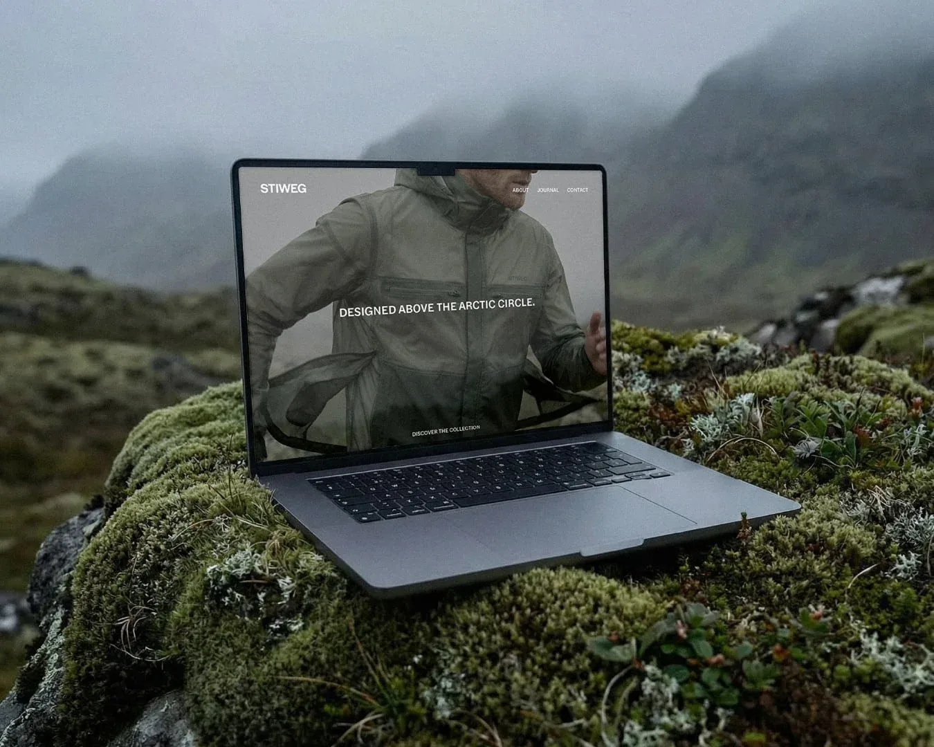 Laptop appoggiato su una roccia coperta di muschio con la homepage del sito e-commerce STIWEG: mockup del web design del brand