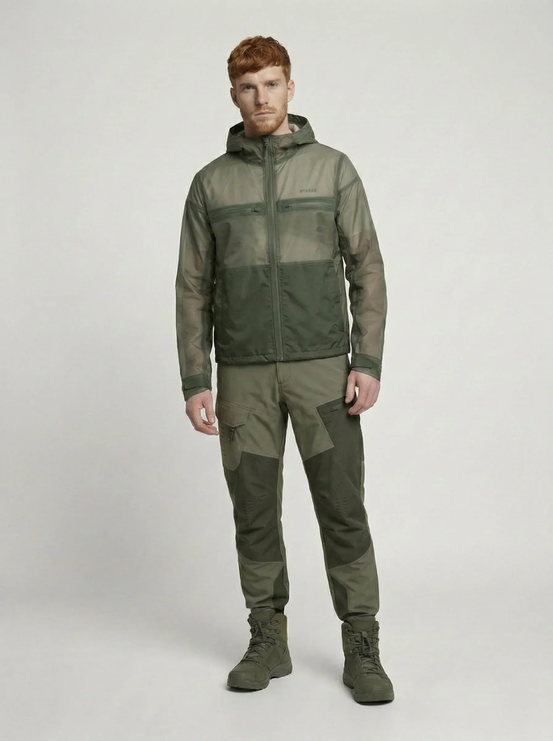 Modello in studio su fondo neutro con giacca, pantalone e scarpa STIWEG, figura intera frontale: shooting per le schede prodotto