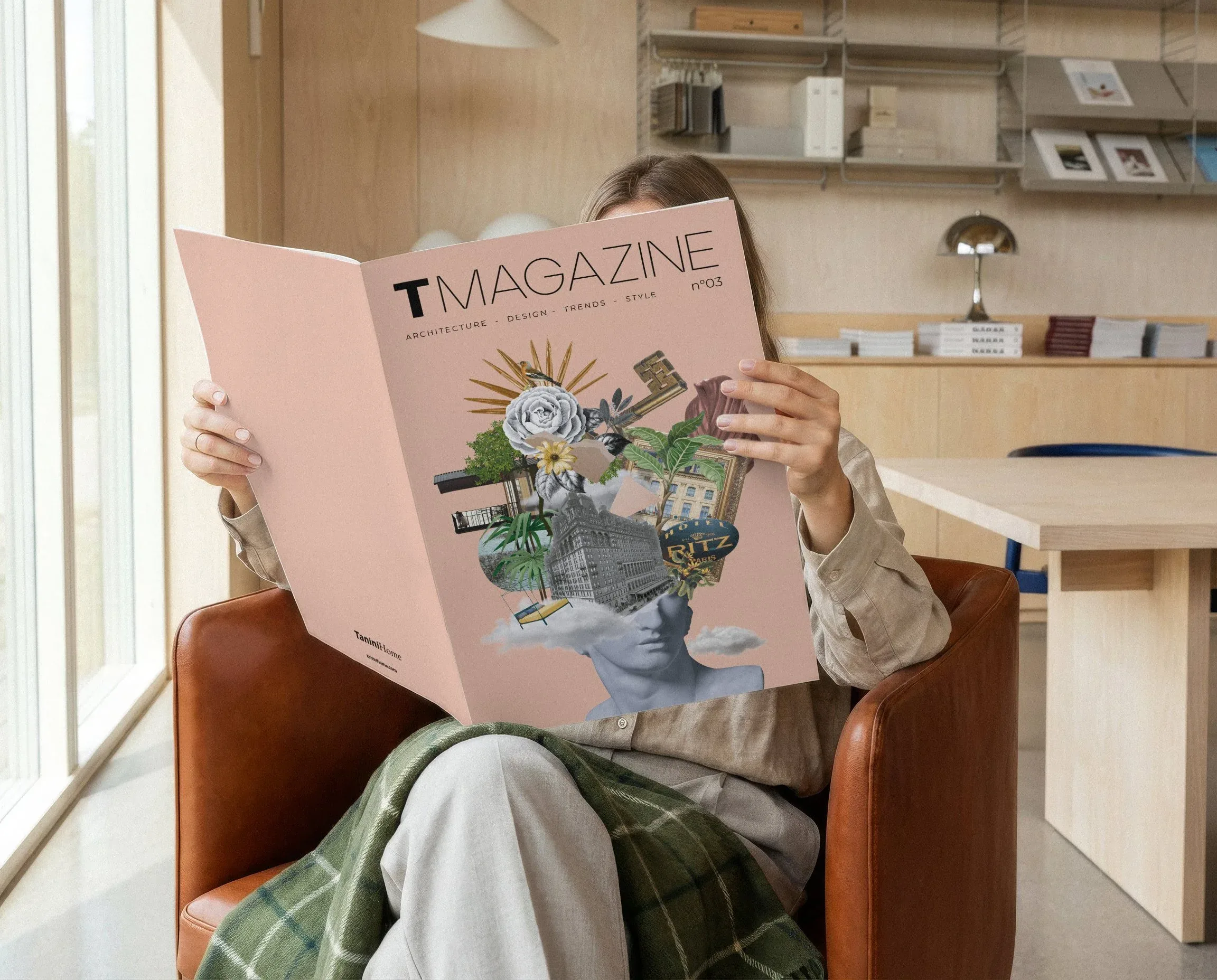 Donna seduta in poltrona in un interno luminoso che legge T Magazine, con la copertina rosa illustrata a collage: art direction editoriale